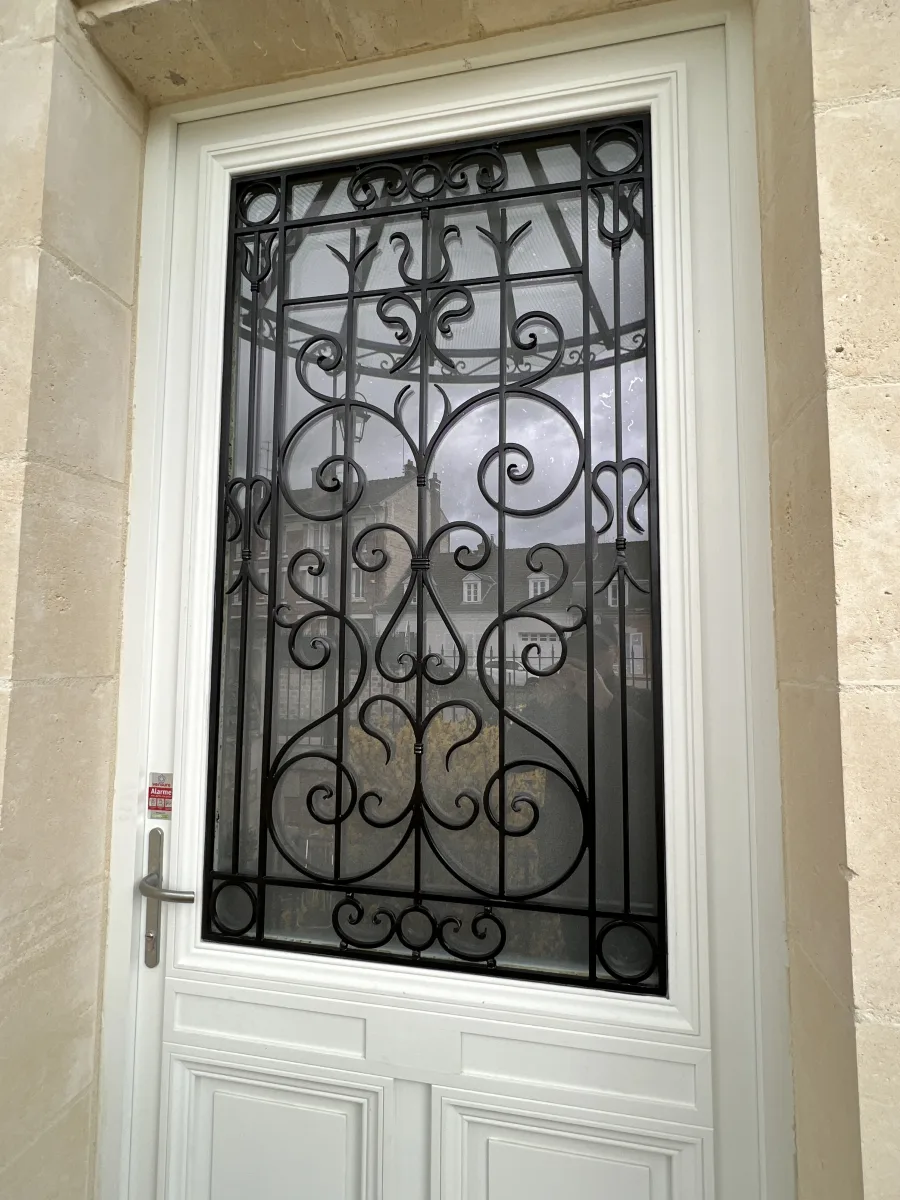 Reproduction de grille ancienne en fer forgé sur façade, L'Art de Faire